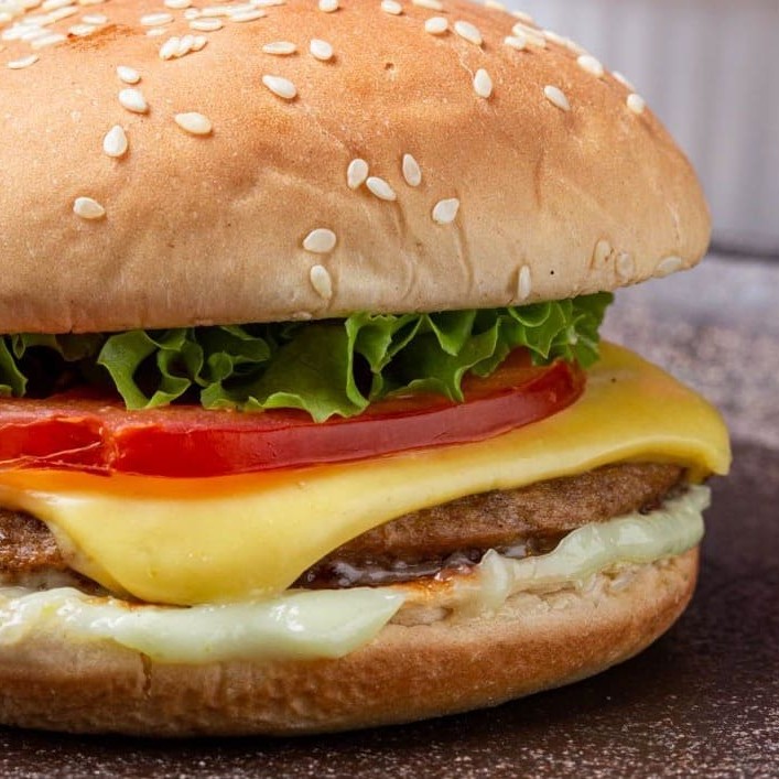 Pão, Carne ,Queijo ,Salada E Maionese.