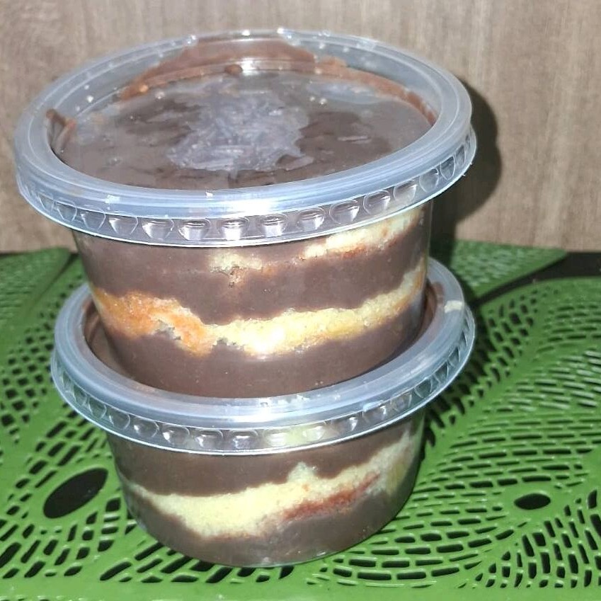 Pura tentação em camadas! Esse bolo no pote de brigadeiro traz o equilíbrio perfeito entre o bolo fofinho e o recheio cremoso de brigadeiro tradicional. Cada colherada revela uma mistura deliciosa de massa leve com o sabor marcante do chocolate, formando uma combinação irresistível e envolvente. Finalizado com uma camada generosa de brigadeiro por cima, é a escolha ideal para quem ama um doce clássico, intenso e feito com carinho. Uma explosão de sabor que conquista no primeiro momento!