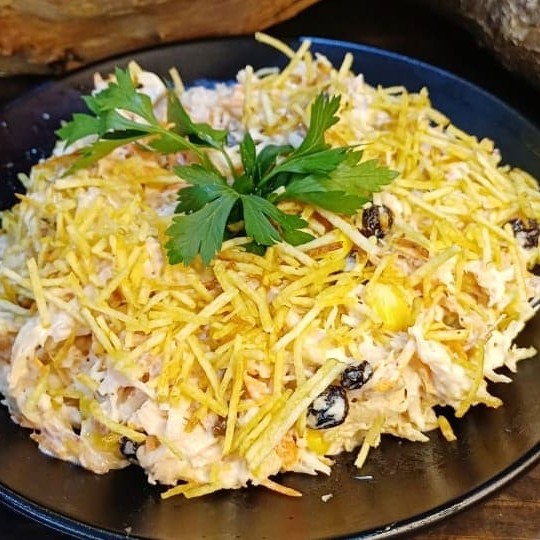 Experimente nosso diferenciado salpicão, feito com o saboroso frango assado defumado da casa, cenoura ralada, milho, passas, batata palha e para dar o toque final nossa maionese defumada.