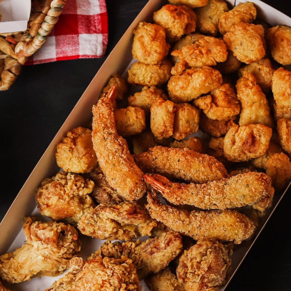 Delicioso Mix com Frango, Isca de Peixe e Camarão. Esse Combo contém 5 Unidades de Camarão Rosa Empanado.