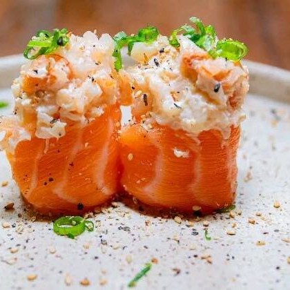 Arroz salmom em volta camarão batido com cream chesse e geleia de pimenta