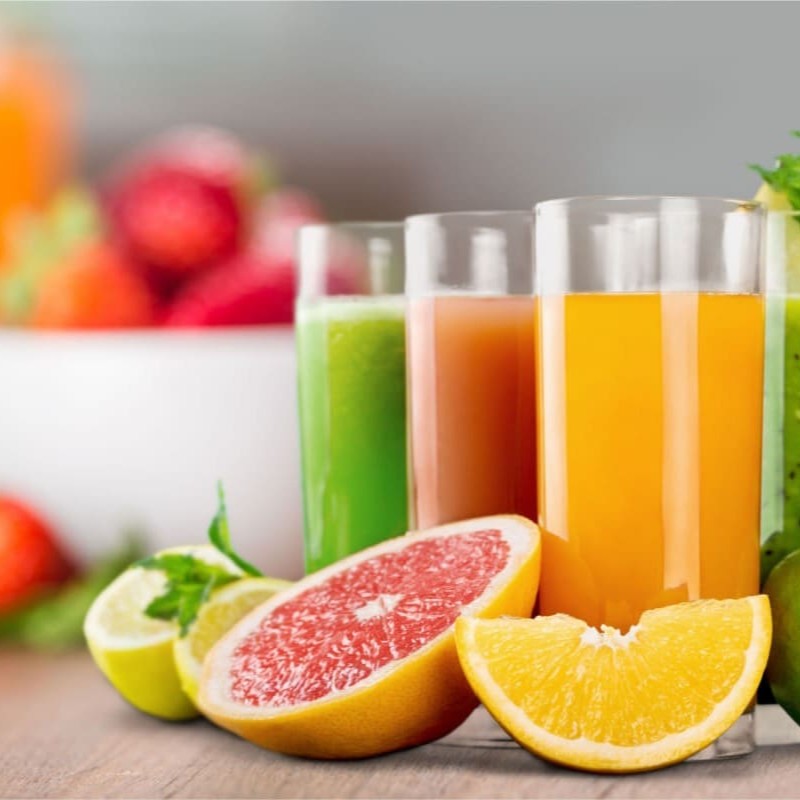 Suco diversificado feito na hora com base de frutas frescas e deliciosas! Escolha entre combinações com frutas da estação para um toque único e refrescante. Natural, saudável e sem adição de açúcar ou conservantes. Ideal para quem busca sabor e frescor a cada gole