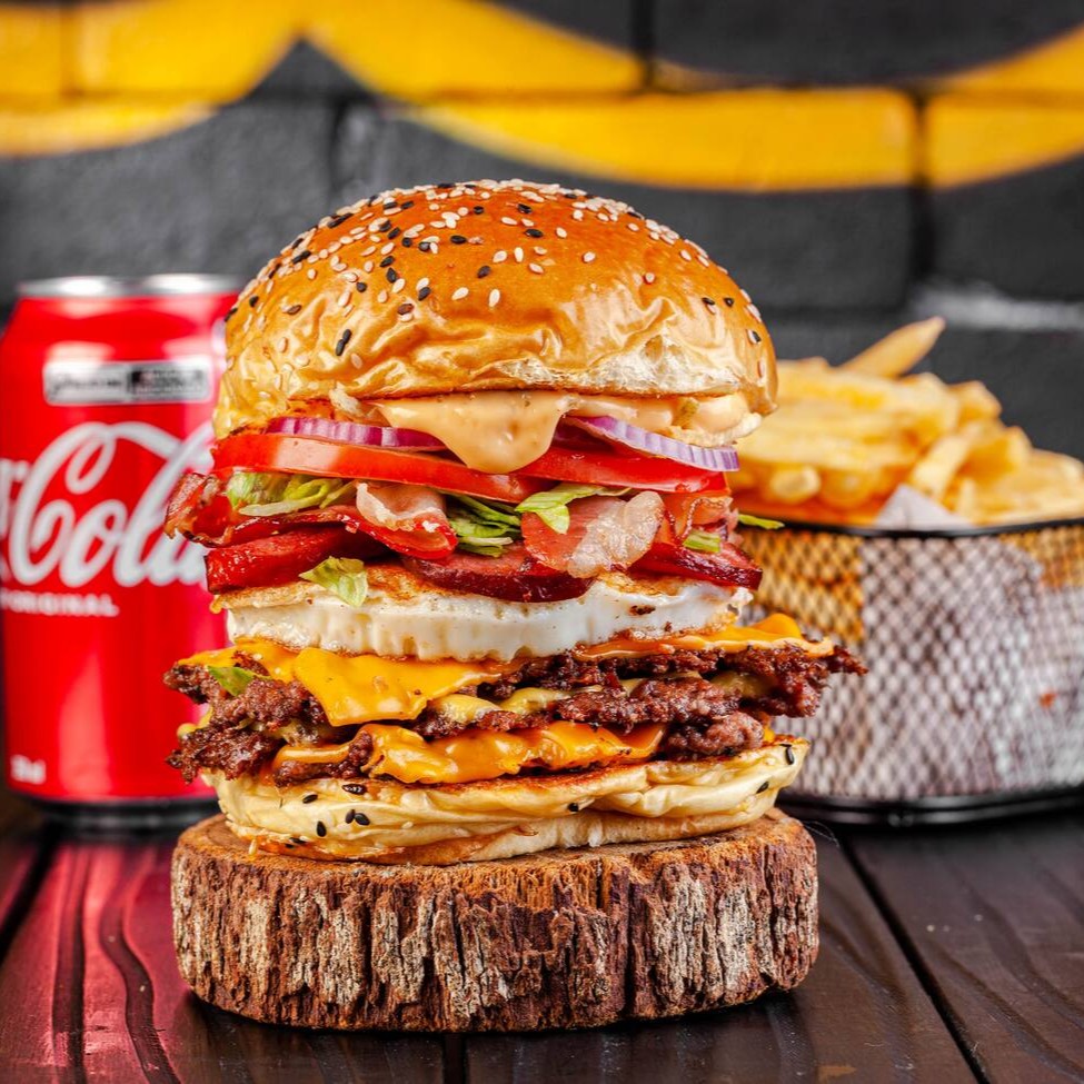 Dia Mundial Do Hambúrguer   Pra homenagear quem veio antes da gente, neste Dia do hambúrguer vamos homenagear o hambúrguer mais vendido do Brasil! O Tradicional X-Tudo, mas com a experiência Fire House, esse hambúrguer vai com: Pão Brioche, Alface e Tomate, 3 Smashs com Cheddar e queijo mozarela, 1 Ovo, Molho Billy Jack, Bacon Fatiado !!   No Combo vem Batata Palito + Refri!   Combo Burguer Week