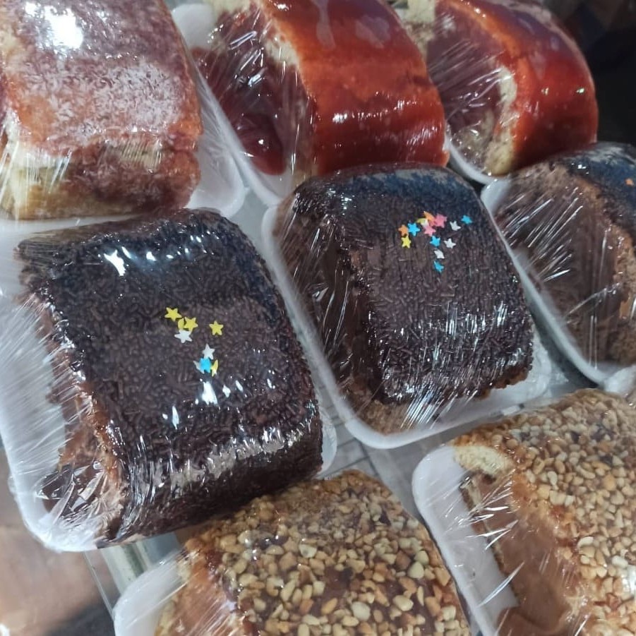 Rocambole Doce de leite delicioso e bem recheado. Massa de pão de ló fofinho recheado e com cobertura.