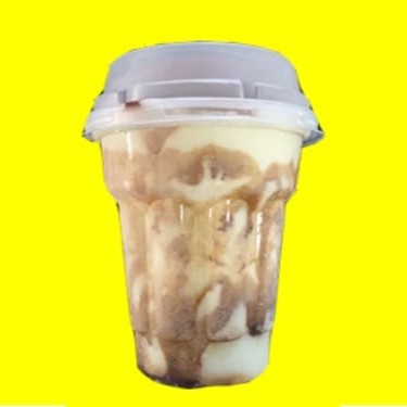 Um Delicioso Sorvete Com Cobertura De Chocolate Com Amendoim Picado