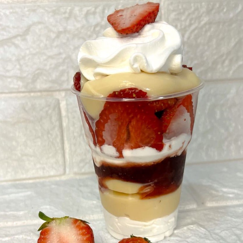 Camadas suaves de chantininho, creme de Ninho, geleia artesanal de morango e morangos in natura pra dar o toque especial️