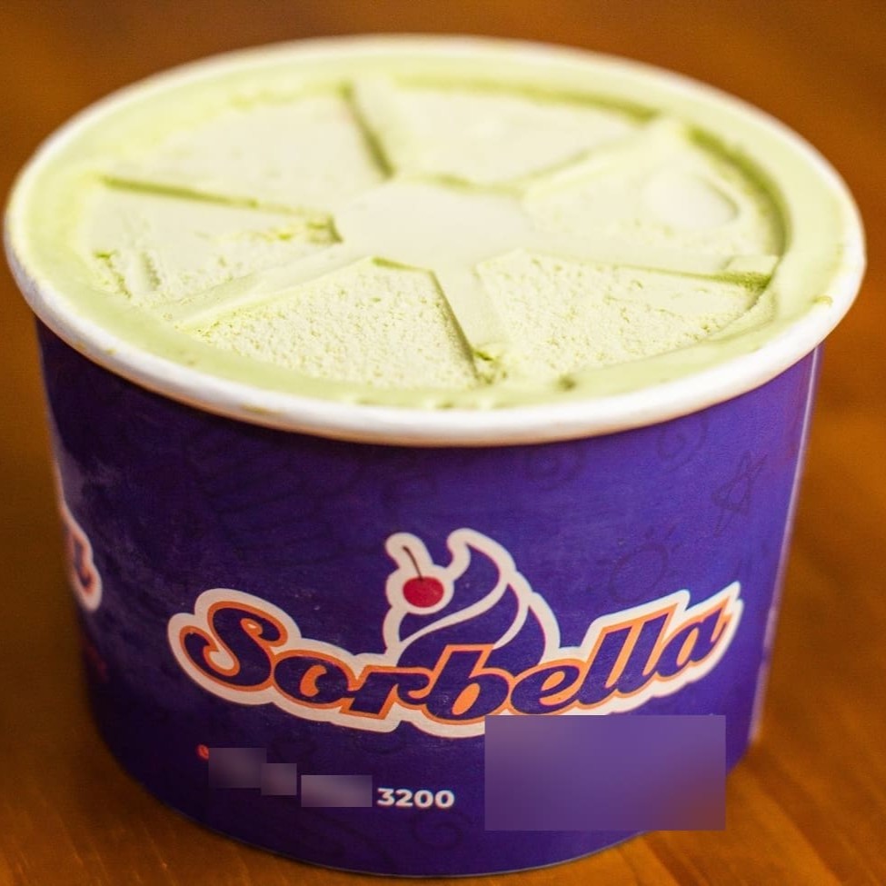 Gelato artesanal de pistache, cremoso e sofisticado, feito com ingredientes selecionados para um sabor autêntico e irresistível.