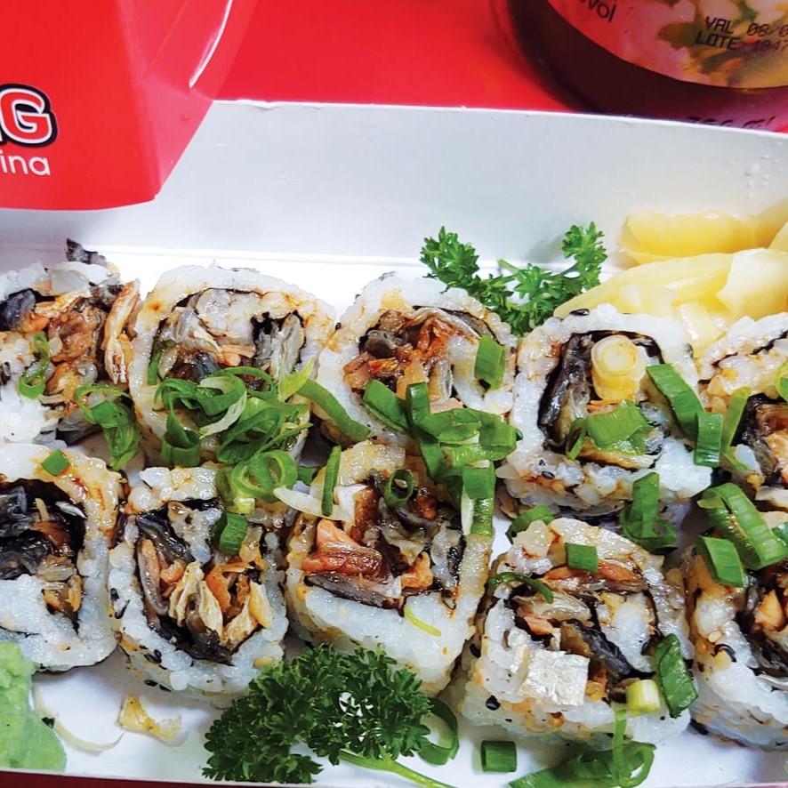 Pele de salmão grelhada, cebolinha molho teriyaki