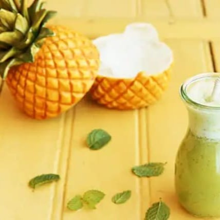 Abacaxi,hortela,agua mineral e açucar, no copo de 770 ml