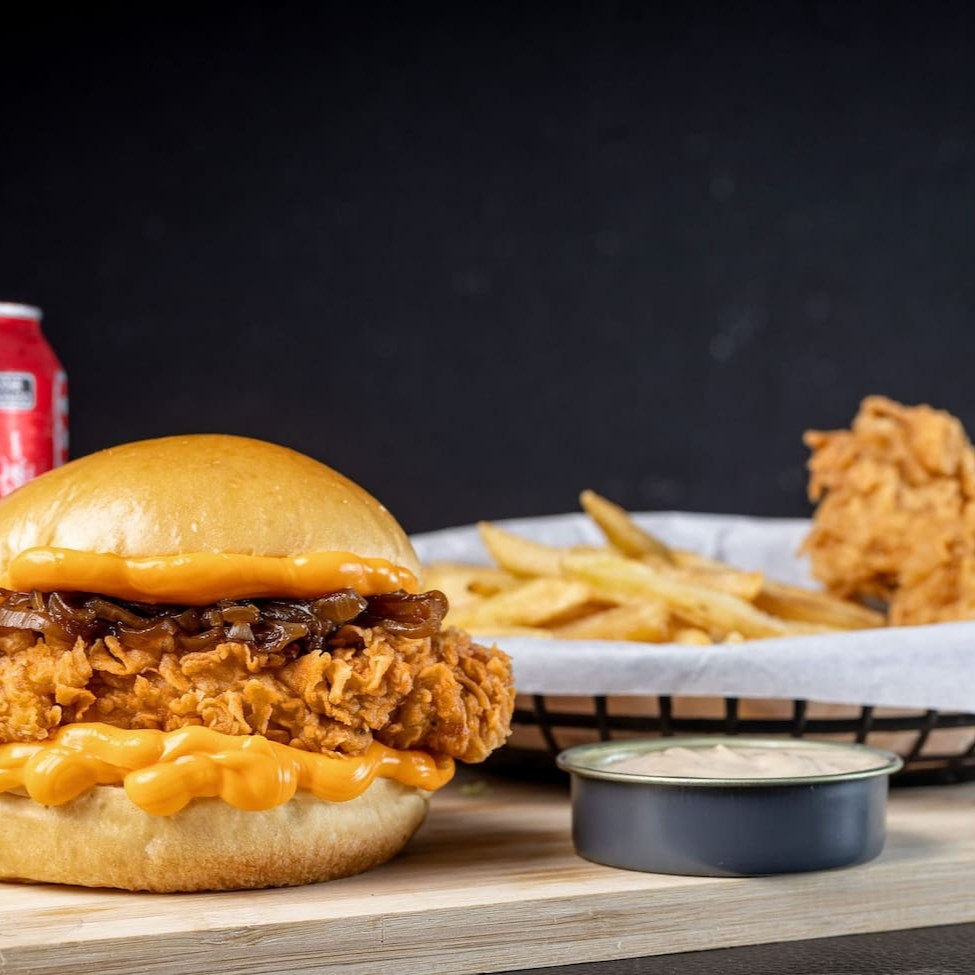 Um combo completo e imbatível! Vem com 1 Croc à sua escolha, 1 filezinho crocante, 1 porção de batata natural, 1 molho especial e 1 bebida gelada. Tudo isso num só pedido! Muito sabor, muita vantagem e zero enrolação. Peça agora e se joga nesse clássico da casa!