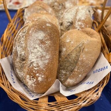 Apresentamos nosso sofisticado Pão de Fermentação Natural com Azeitonas, uma unidade de aproximadamente 280g de pura delícia. Este pão é cuidadosamente elaborado com um levain vivo e saudável, resultando em uma textura incrivelmente macia e um sabor inigualável. As azeitonas adicionam um toque de sabor mediterrâneo, tornando cada mordida uma experiência única. Perfeito para compor um café da manhã requintado ou um lanche da tarde saboroso. Experimente essa maravilha da panificação artesanal!