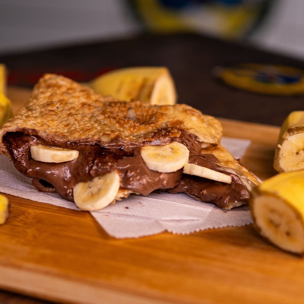 Delicioso pastel de chocolate super recheado feito com o chocolate da confeiteiro com varios pedaços de banana  Pastel com aproximadamente 19cm.