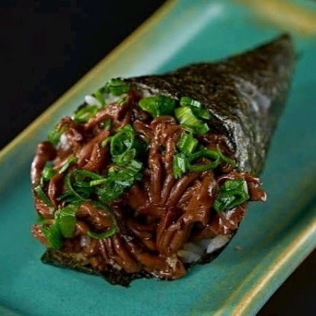 Temaki em formato de cone recheado com arroz e shimeje refogado na manteiga e shoyu. E cebolinha , na compra de um temaki ganha outro grátis .