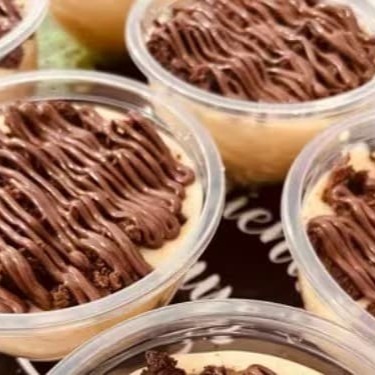 Uva sem semente, brigadeiro branco, brownie picanco, brownie picadinho e Nutella.