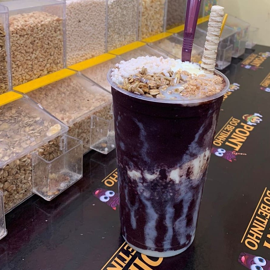 Descubra uma experiência culinária única com o nosso 'Copo 700ml' de Açaí Artesanal Batido. Este delicioso e refrescante açaí, feito com técnicas artesanais, é a combinação perfeita de sabor e nutrição. A grande novidade é que você pode montá-lo do seu jeito! Isso mesmo, você é quem decide os ingredientes que irão compor este petisco divino. Uma experiência personalizada que vai fazer você se apaixonar à primeira colherada. Permita-se mergulhar nessa deliciosa aventura de sabores com o nosso maravilhoso Açaí Artesanal Batido.