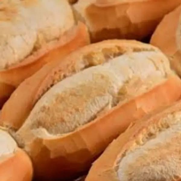 Delicioso e fresquinho pão francês, aproximadamente 50 gramas a unidade.