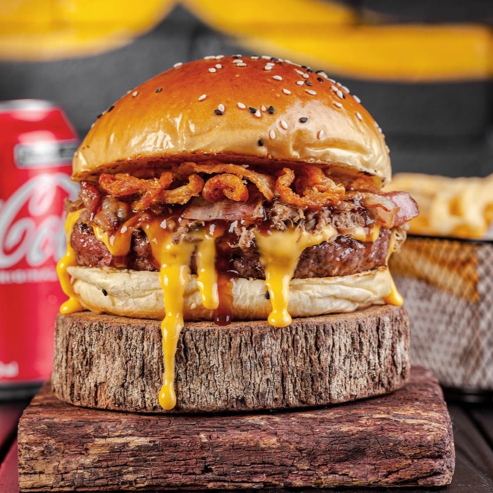 Experimente a incrível versão atualizada do 'Fire Crispy', este burger traz um delicioso pão brioche,um blend suculento de 160g com gordura angus. Acrescentamos um creme de cheddar exclusivo. A costela bovina desfiada e o bacon fatiado adicionam uma nota defumada. Cebola crispy oferece um toque crocante e saboroso. + Acompanhamento + Bebida.