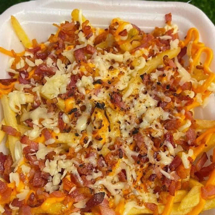 Batata maluca leva , ovo , Bacon,Calabresa, queijo, cheiro verde , Catupiry, cheddar