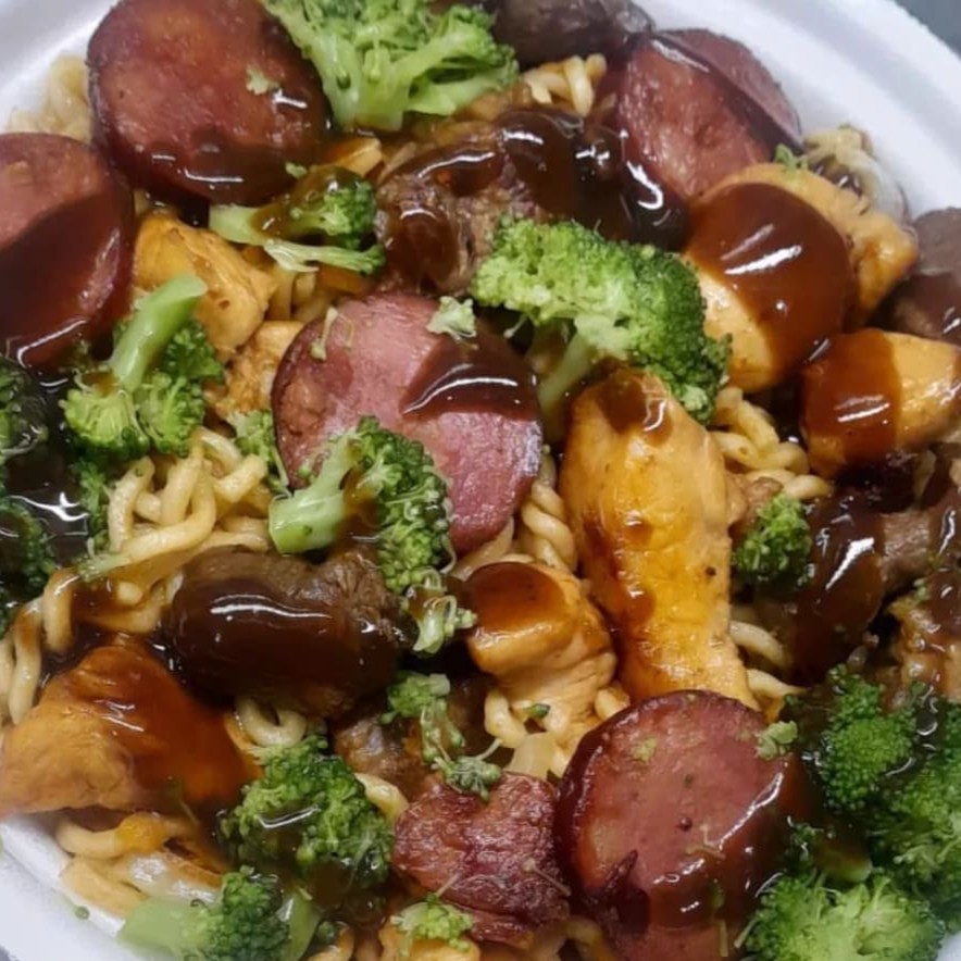 O nosso Yakisoba Misto Individual é o prato perfeito para uma pessoa que busca uma experiência culinária única. Cuidadosamente preparado com macarrão oriental de alta qualidade, cenoura, brócolis, repolho, carne bovina, calabresa e frango finalizados com o molho especial. Esse sabor vai te levar ao Japão!