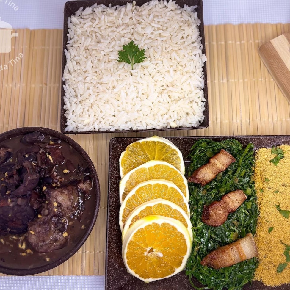 Feijoada completa casal! Acompanha pé, linguiça, bacon, carne seca, lombo e costelinha, arroz, farofa, couve e torresmo.