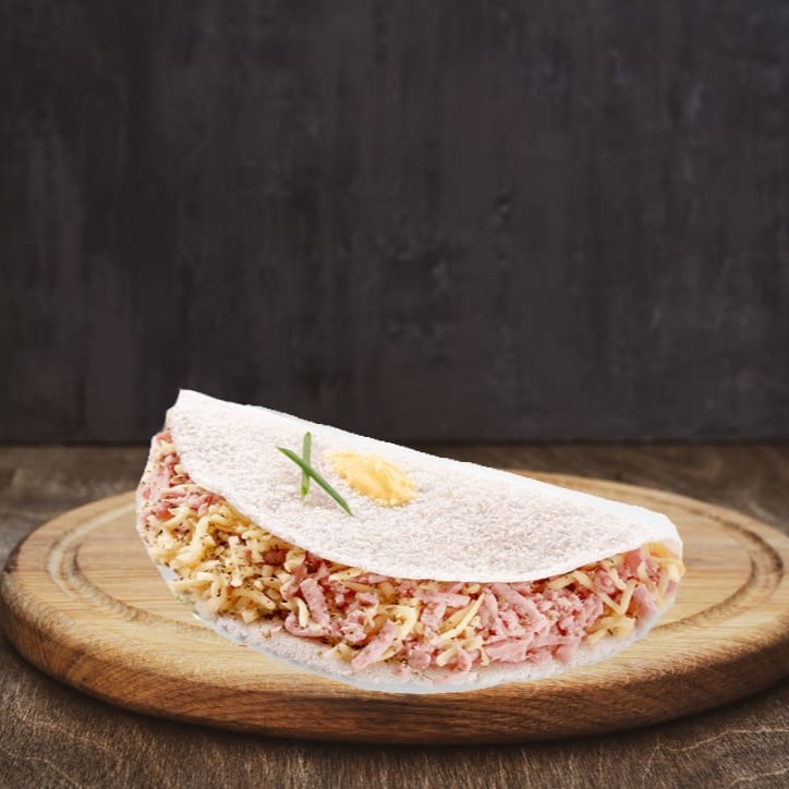 Tapioca clássica feita com nossa massa artesanal, recheado com presunto, queijo e orégano.