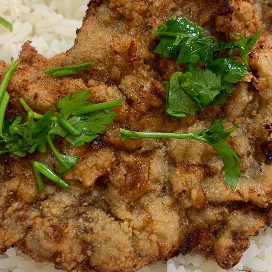 Acompanha Arroz, Feijão, Farofa, Batata Frita Ou Rústica E Salada A Sua Escolha.  **Servido Em Embalagem Redonda De Isopor **Refeição Individual **Imagem Real De Nosso Produto