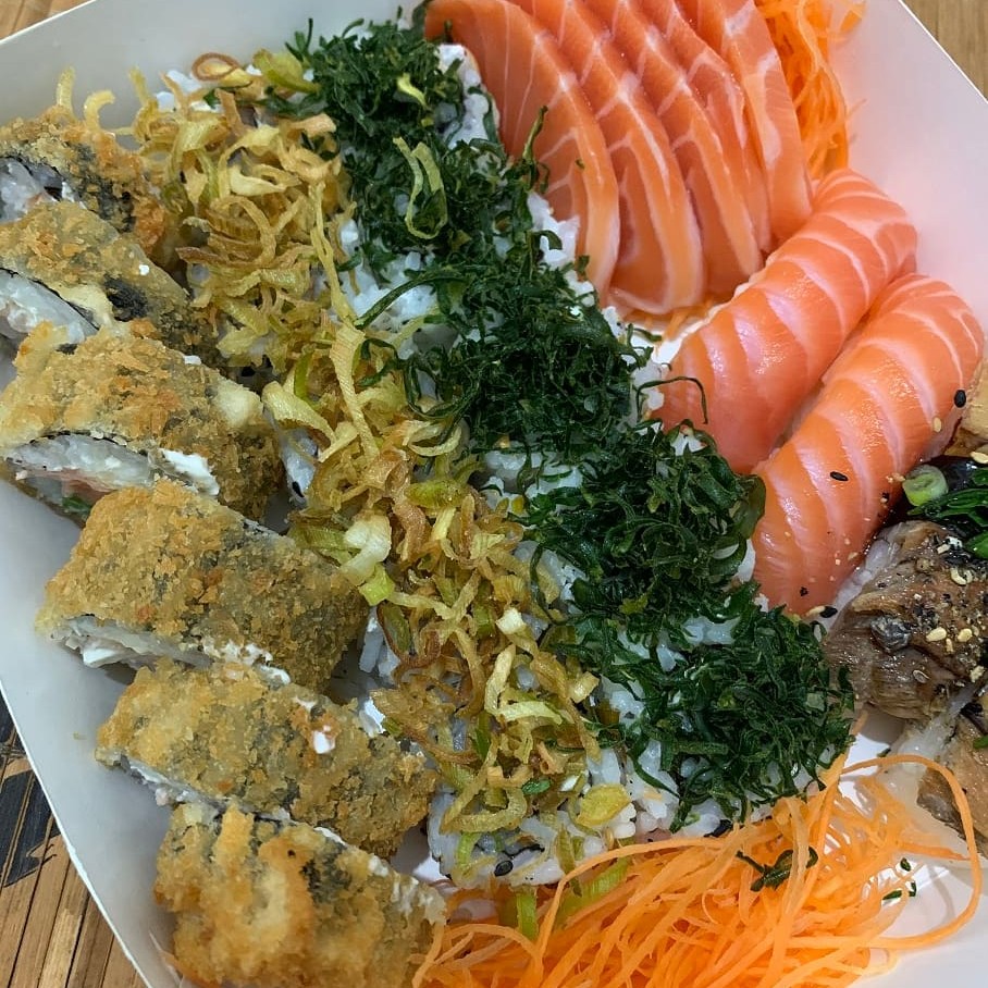 5 sashimi salmão, 2 sushi salmão, 2 sushi skin, 5 ura. Filadélfia, 5 skin, 6 Hot  + Coca Cola 310 ml