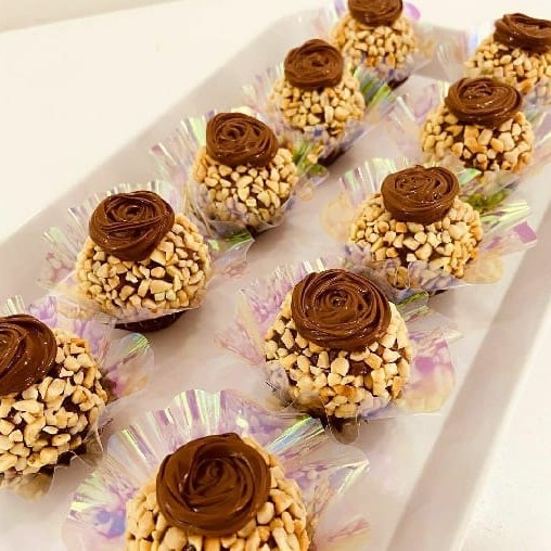 Brigadeiro preto, amendoim picado e Nutella