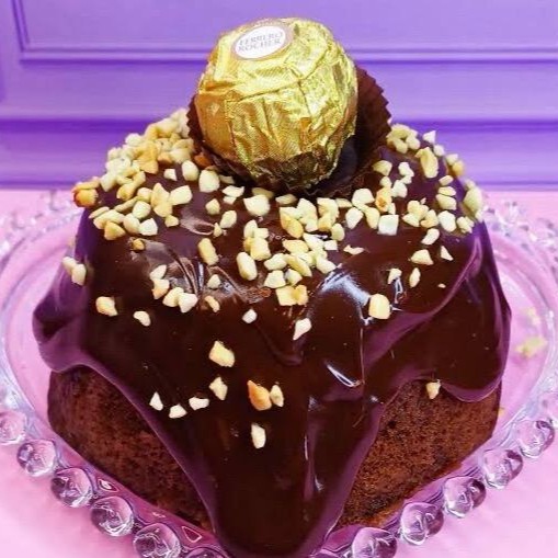 Uma deliciosa massa amanteigada de cacau com incrível brigadeiro 50% Cacau e amendoim finalizando com o Ferrero Rocher