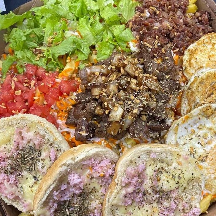 Batata, Bacon, Calabresa, Contra filé, 2 Ovo, Cebola, Queijo, 2 Misto quente, Alface, Tomate, Orégano e Todos os molhos da casa + Refri de 1l