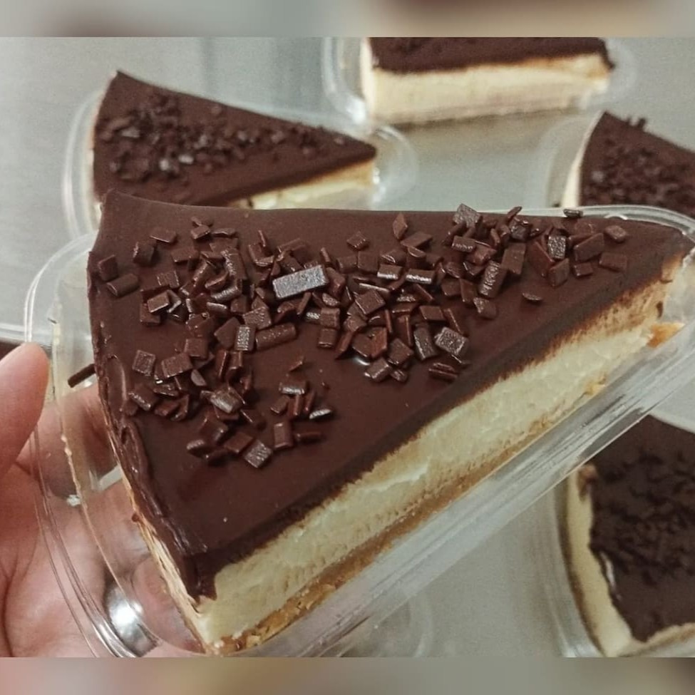 Deliciosa fatia de torta com base de biscoito maizena, recheio mousse de limão e cobertura de ganache de chocolate meio amargo