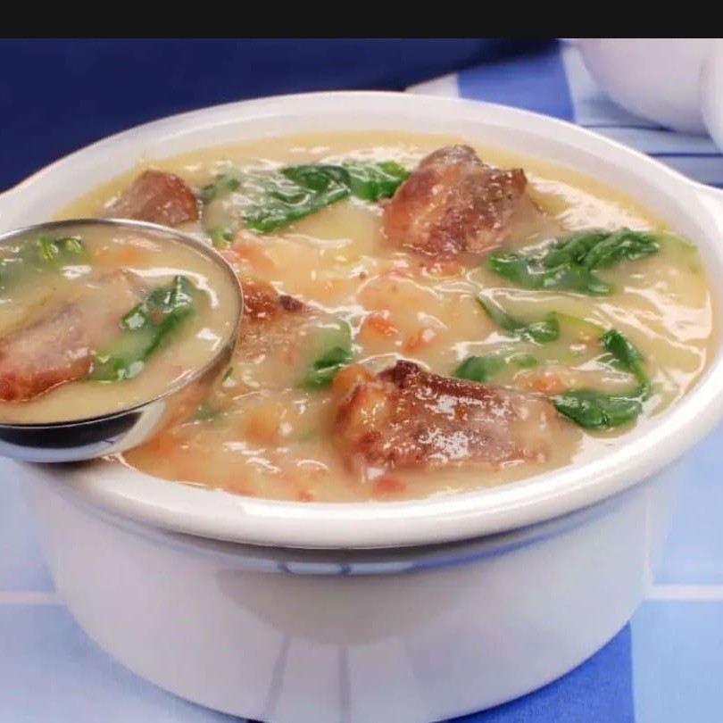 Caldo de rabada com mandioca e agrião. Rabada assada desfiada com creme de mandioca e especiarias! Aprox.500g Imagem meramente ilustrativa!