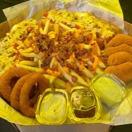 4 Hot-Dogs Gourmet, Pão Provolone, Salsicha Ou Linguiça Tomate E Cebola, Cebola Caramelizada, Molhos Especiais, De Codorna, Milho, Azeitona, Mussarela Gratinada Anéis De Cebola, Batata Frita C/ Bacon Em Cubos Ou Calabresa, Cheddar Cremoso Ou Mussarela,Nuggts, Molhos Especiais E Refrigerante De 1,5l),