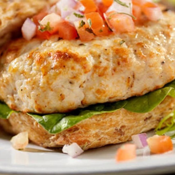 4 files de peito de frango, 4 queijos, salada e molhos