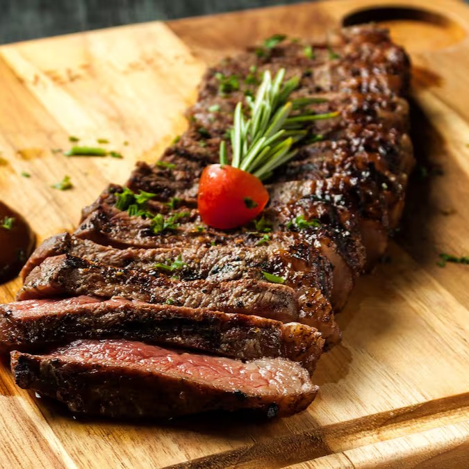 Corte em tira, saboroso e macio, marmorizado com a capa de gordura responsável pela maciez e suculência - aproximadamente 350g. Acompanha farofa de bacon, molho bbq e molho à campanha