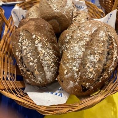 Nosso Pão de Fermentação Natural com Passas e Nozes é uma unidade de aproximadamente 280g de pura delícia e sabor. Cada mordida te levará a uma experiência única, onde a fermentação natural realça o sabor das passas e das nozes, criando um equilíbrio perfeito entre o doce das frutas e o toque crocante das nozes. O sabor acentuado e a textura inigualável do nosso pão levain fará você querer mais a cada mordida. Ideal para um café da manhã especial ou um lanche da tarde com um toque gourmet.