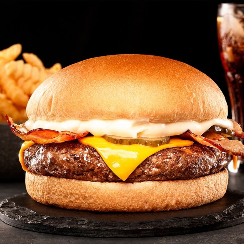 Pão, Blend de 160g, queijo cheddar, maionese defumada, bacon em tiras artesanal e picles artesanal.