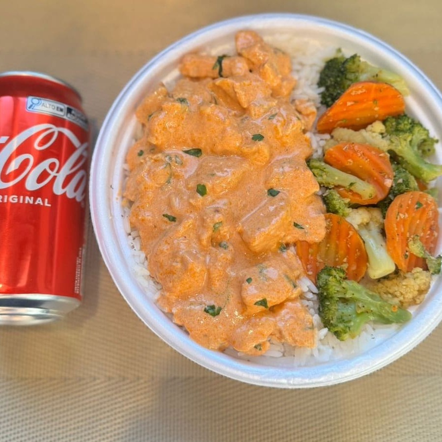 Marmita com delicioso filé de frango ao molho estrogonofe acompanhado de arroz branco e mix de legumes. Acompanha refrigerante lata Coca Cola 350ml bem gelada. Marmita indicada para 01 pessoa.