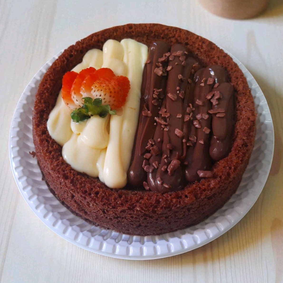 Bolo piscina massa 50% cacau recheado com creme de leite Ninho e cheme de chocolate gourmet decorado com granulado de chocolate e morango