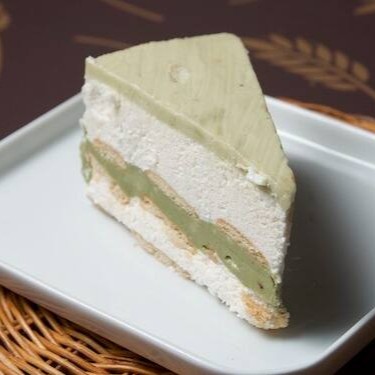 Bolo maravilhoso e leve com creme de pistache. Uma sobremesa refinada e cheia de sabor, feita para quem aprecia o toque sofisticado dos sabores europeus.