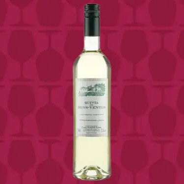 Bons Ventos é uma linha de vinhos da Casa Santos Lima que produz várias marcas. O foco da produção é garantir a qualidade desde os vinhos de entrada até os tops de linha. Esse exemplar branco é ideal para dias quentes, típicos do nosso país e fica ainda mais gostoso quando harmonizado com comidas leves.