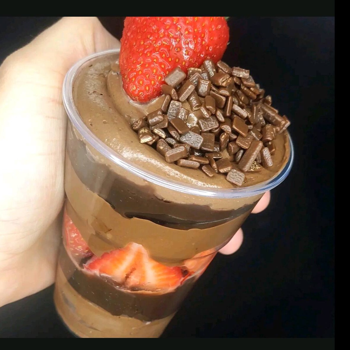 Mousse de chocolate com brigadeiro morangos e Nutella.