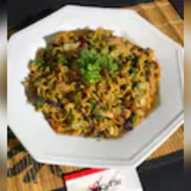 Macarrão, repolho roxo, repolho verde, cenoura, carne