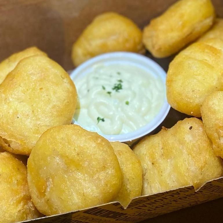 São feitos com peito de frango e empanados com uma casquinha leve e macia. São 300 gramas que equivalem a aproximadamente 12 unidades, vai acompanhado de maionese da casa para vc poder chuchar.