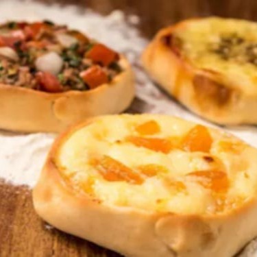 Escolha entre carne picante, queijo com damasco, napolitana ou margherita