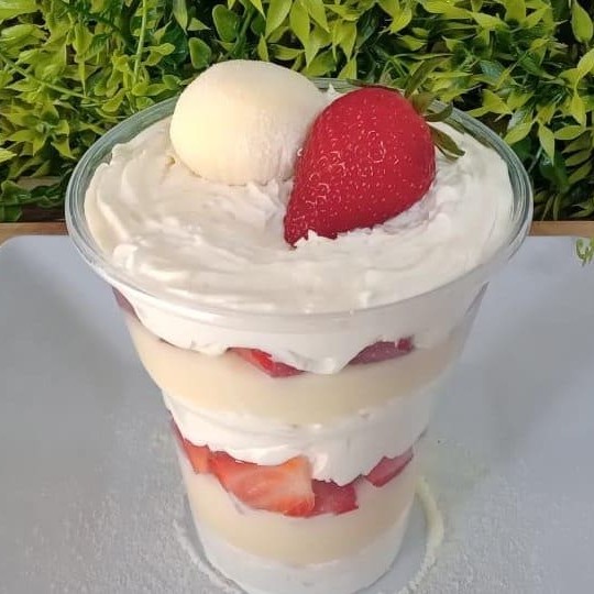 Copo da Felicidade vem com um leve e suave mousse de leite Ninho, brigadeiro cremoso de leite Ninho, morangos frescos picados e finalizado com um doce de leite Ninho e morango.