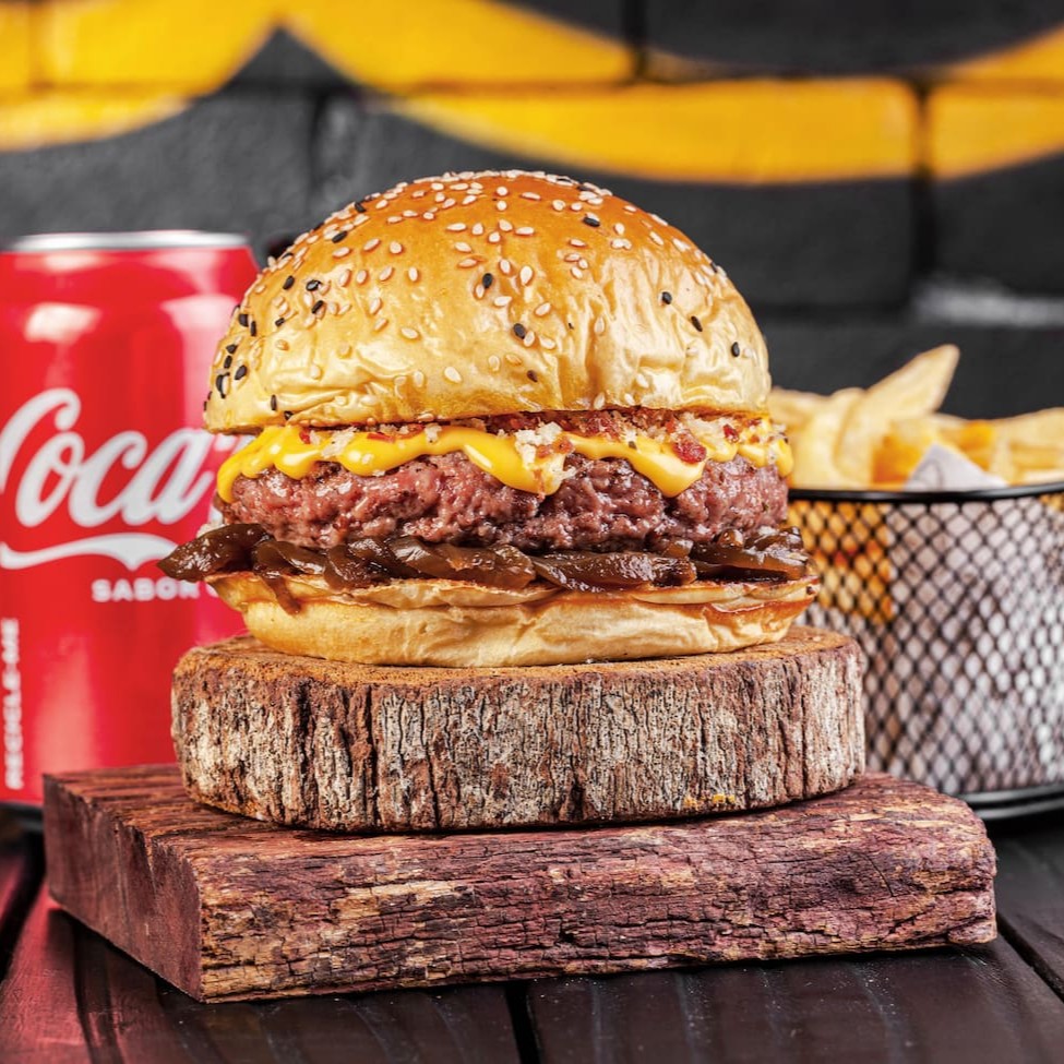 Carne blend 160, creme de cheddar Fire House, farofa de bacon e cebola caramelizada + Acompanhamento + Bebida