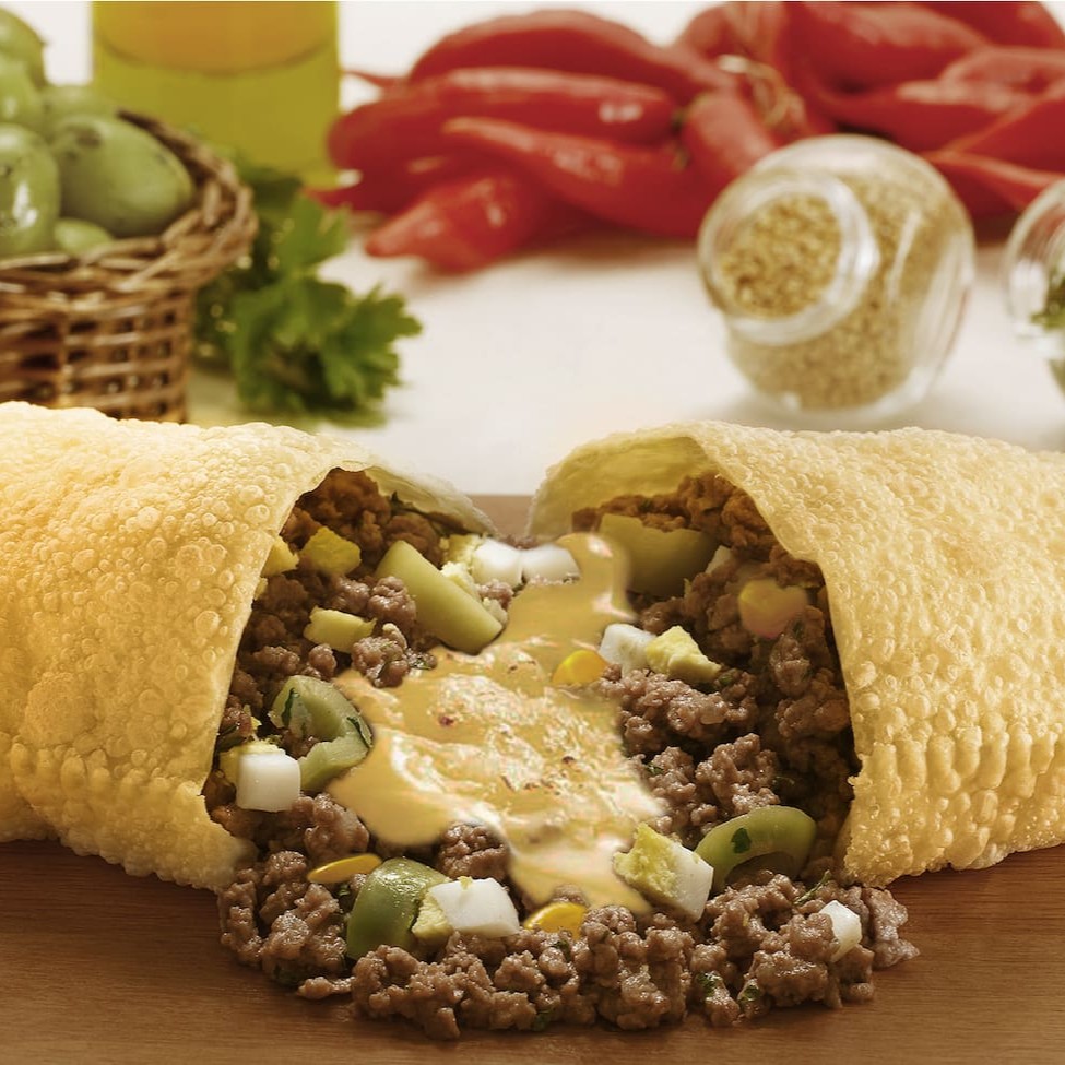 Deliciosa massa crocante recheada com carne moída, azeitona, milho, ovo e queijo muçarela Tamanho 19,5 x 14,5 Cm