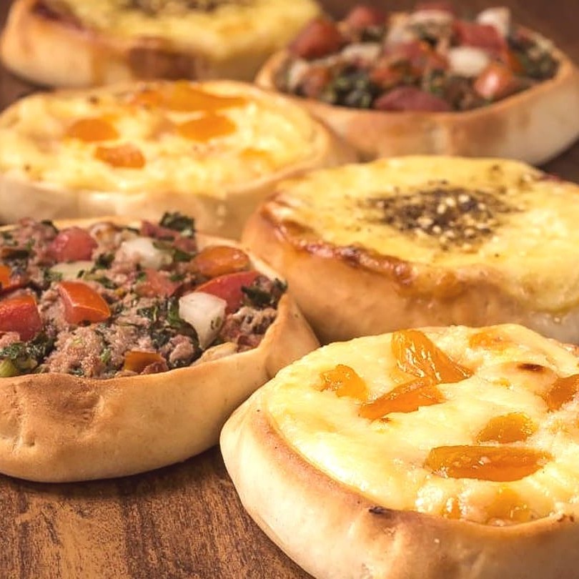 Escolha 6 unidades entre kibes, esfihas abertas e fechadas. Nossa produção é diária e artesanal