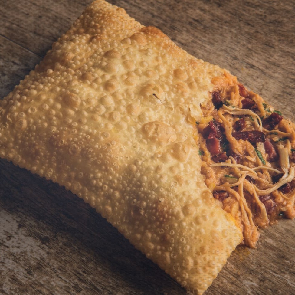 Pastel crocante recheado com nossa suculenta carne moída e queijo cheddar cremoso. (Tamanho 20 x 9,5 cm)